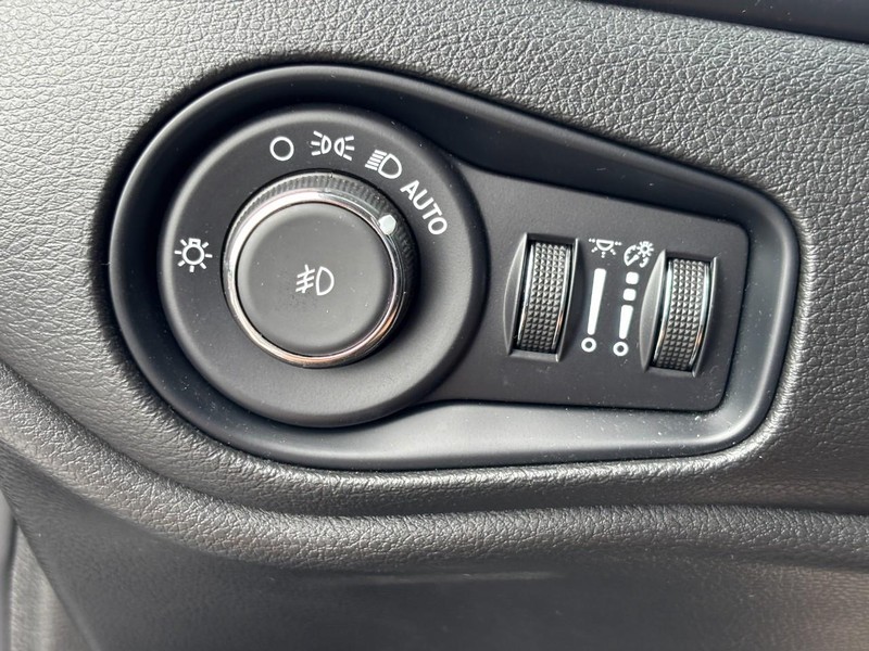 Jeep Renegade Vehicle Image 16