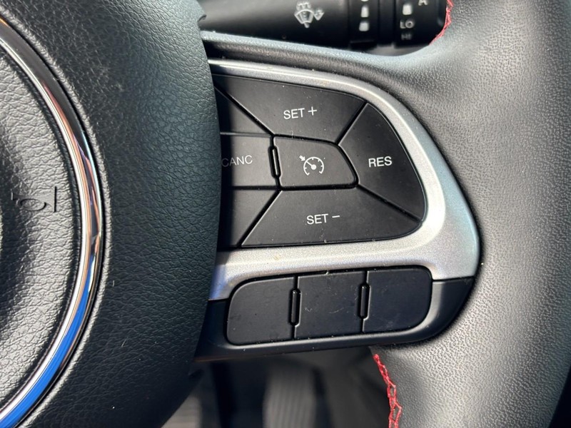 Jeep Renegade Vehicle Image 18