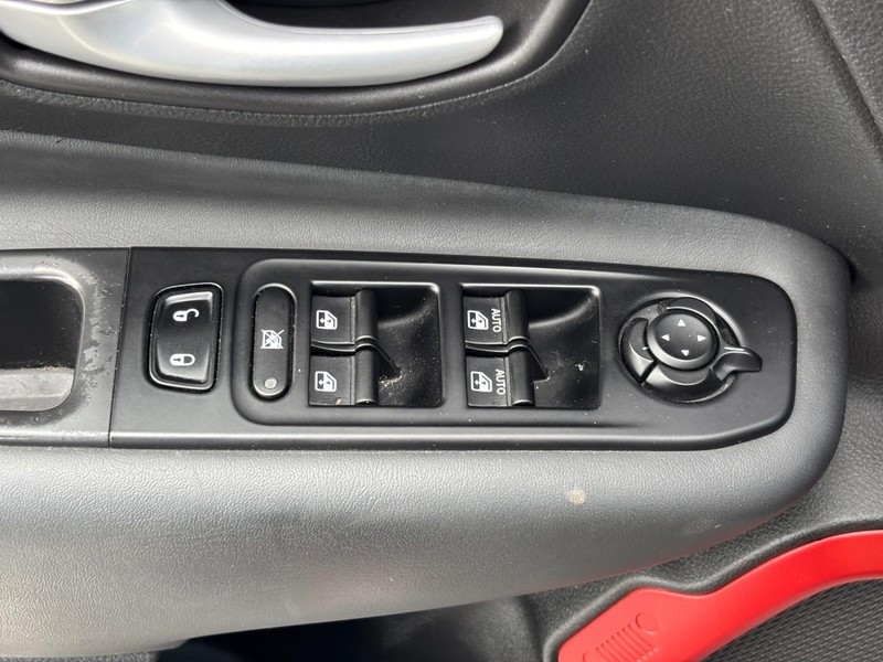 Jeep Renegade Vehicle Image 24