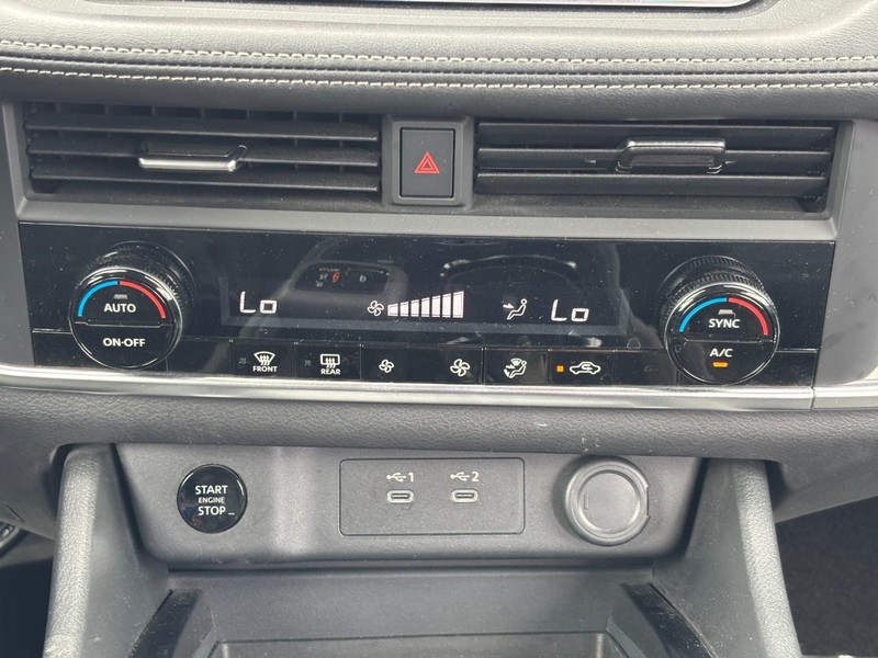 Nissan Rogue Vehicle Image 15