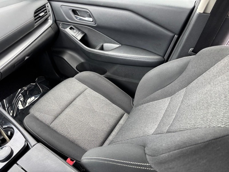 Nissan Rogue Vehicle Image 16