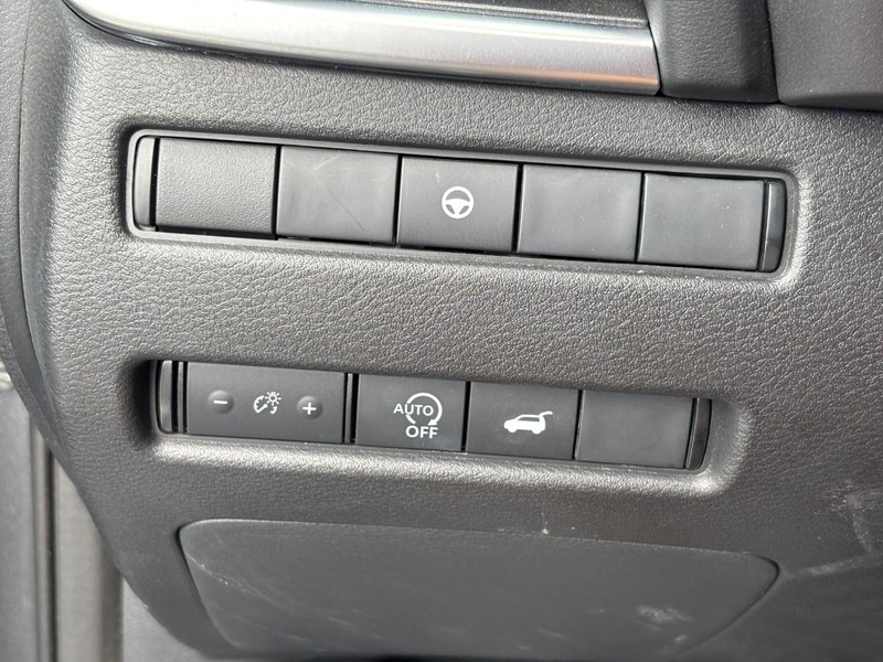 Nissan Rogue Vehicle Image 17