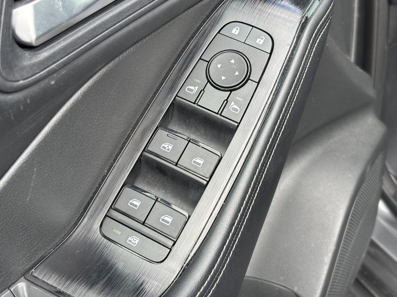 Nissan Rogue Vehicle Image 24