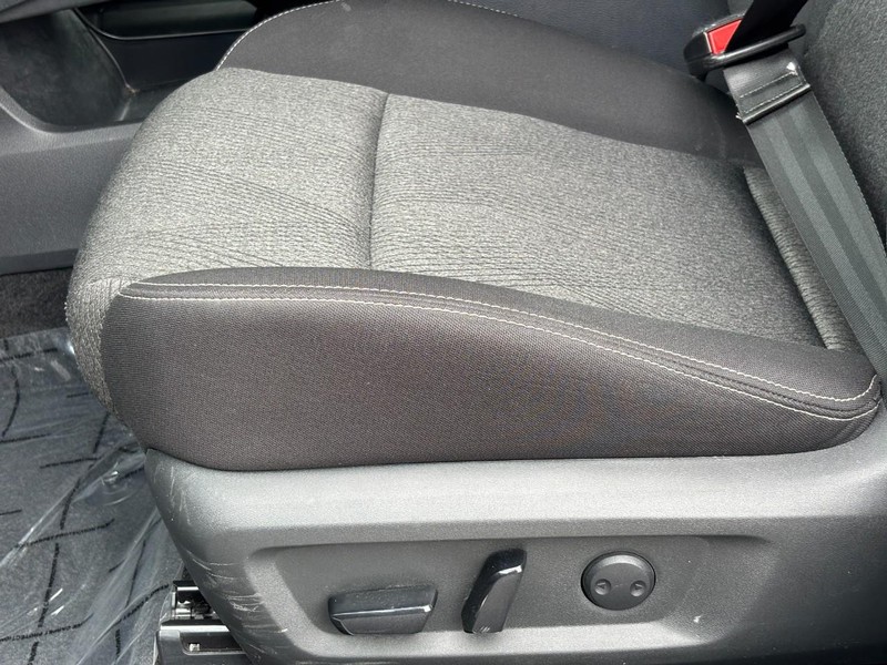 Nissan Rogue Vehicle Image 25