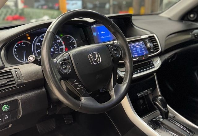 Honda Accord Sedan Vehicle Full-screen Gallery Image 21