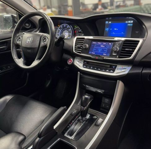 Honda Accord Sedan Vehicle Full-screen Gallery Image 22