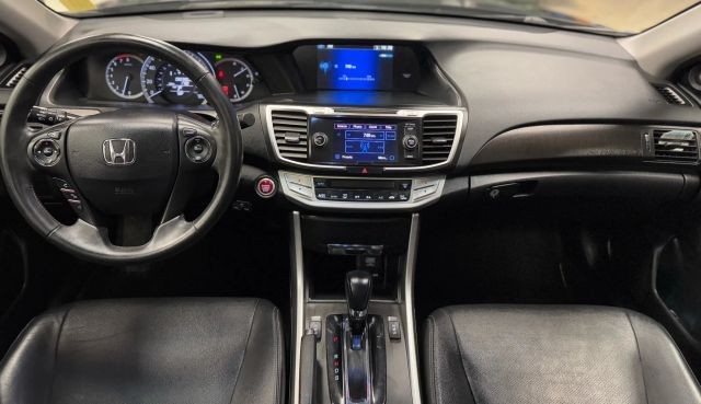 Honda Accord Sedan Vehicle Full-screen Gallery Image 23