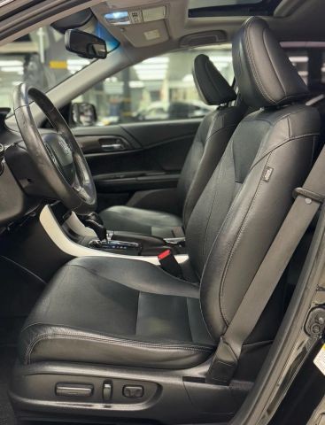 Honda Accord Sedan Vehicle Full-screen Gallery Image 24