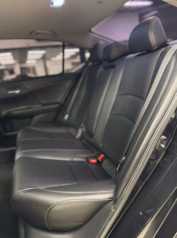 Honda Accord Sedan Vehicle Full-screen Gallery Image 27