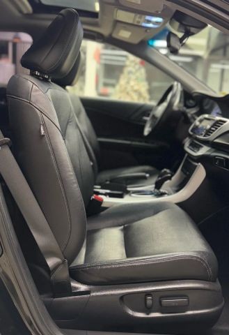 Honda Accord Sedan Vehicle Full-screen Gallery Image 28