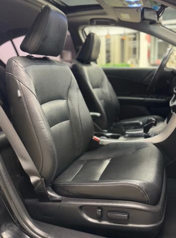 Honda Accord Sedan Vehicle Full-screen Gallery Image 29