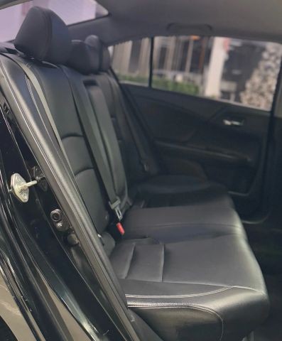 Honda Accord Sedan Vehicle Full-screen Gallery Image 30