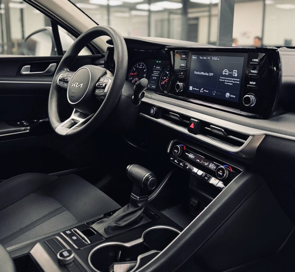 Kia K5 Vehicle Full-screen Gallery Image 20