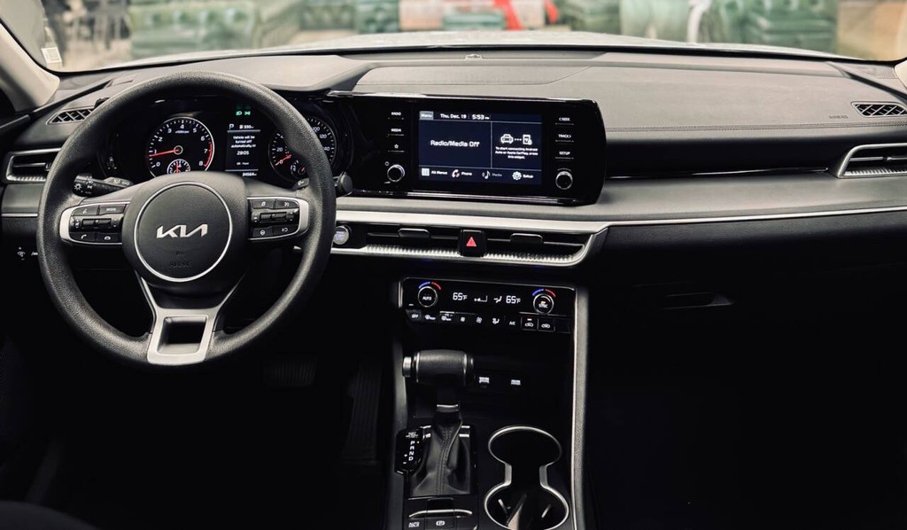 Kia K5 Vehicle Full-screen Gallery Image 22