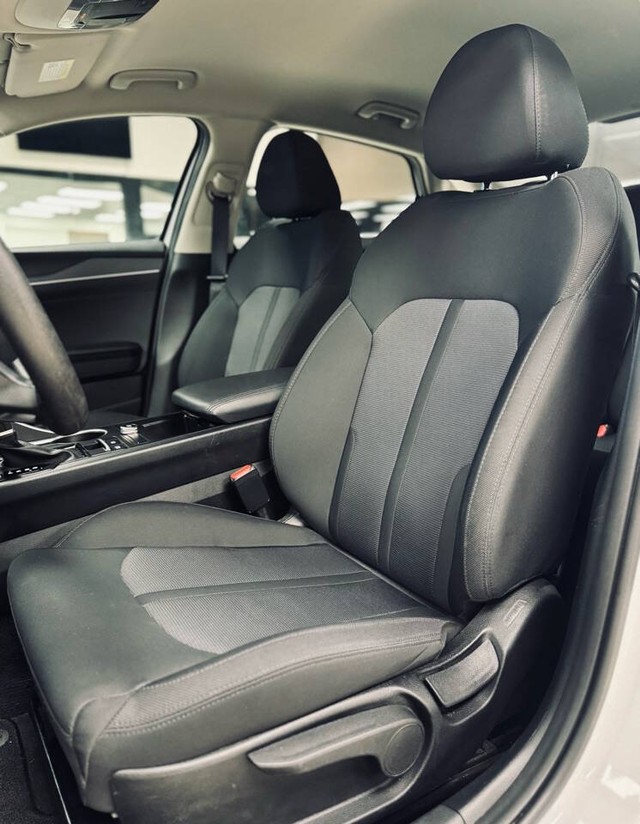 Kia K5 Vehicle Full-screen Gallery Image 24