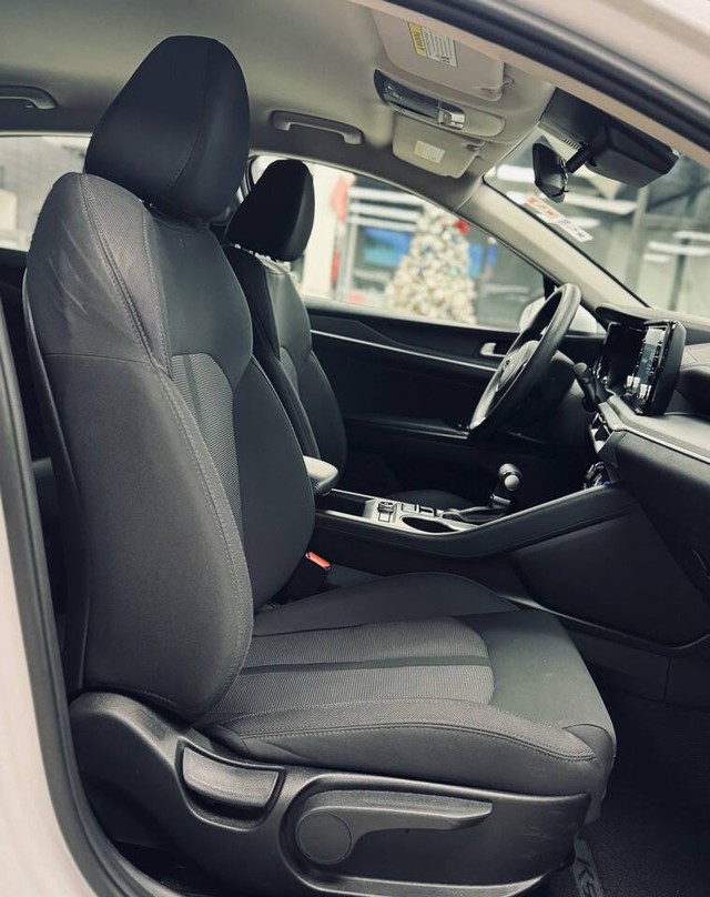 Kia K5 Vehicle Full-screen Gallery Image 25