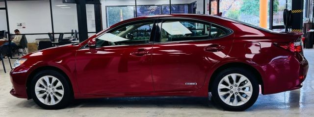 Lexus ES Vehicle Full-screen Gallery Image 03