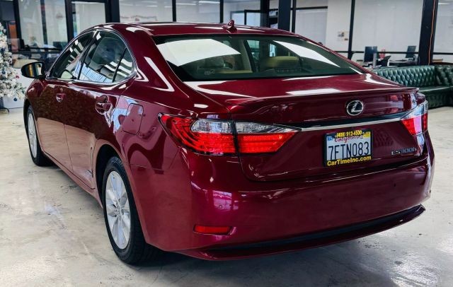 Lexus ES Vehicle Full-screen Gallery Image 05