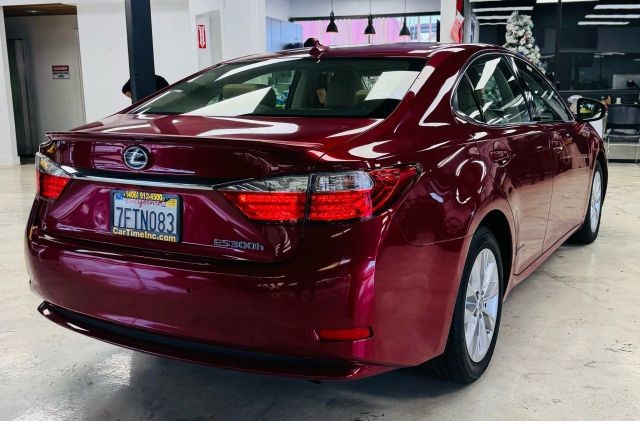 Lexus ES Vehicle Full-screen Gallery Image 06