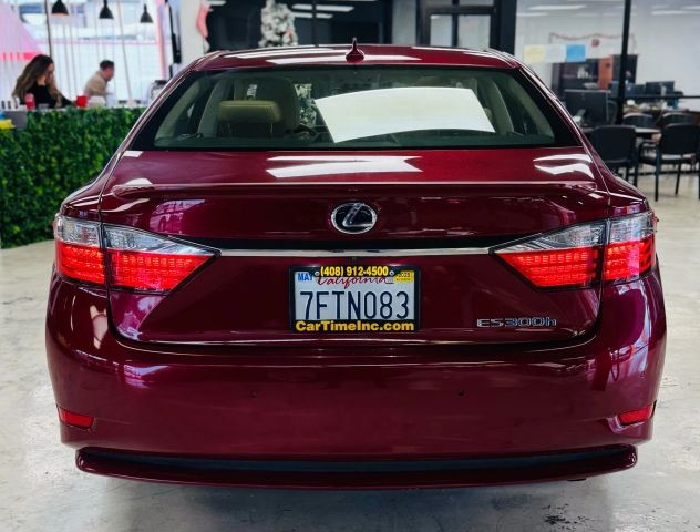 Lexus ES Vehicle Full-screen Gallery Image 07