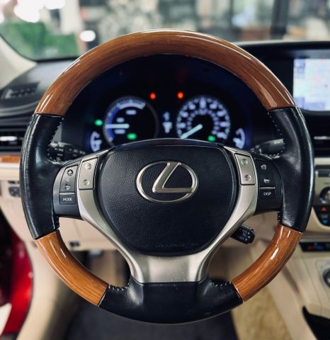 Lexus ES Vehicle Full-screen Gallery Image 11