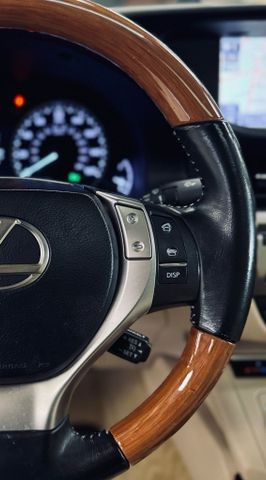 Lexus ES Vehicle Full-screen Gallery Image 14
