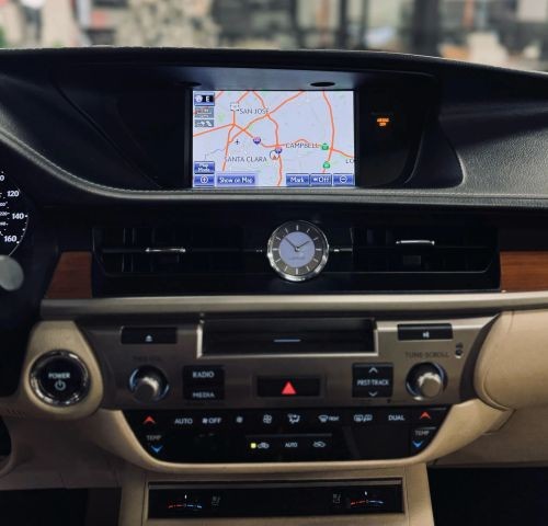 Lexus ES Vehicle Full-screen Gallery Image 15