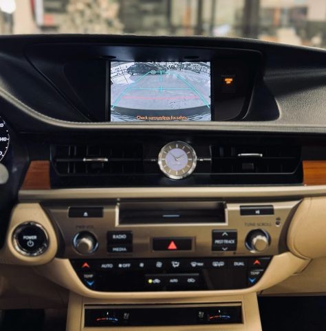 Lexus ES Vehicle Full-screen Gallery Image 16