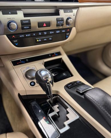 Lexus ES Vehicle Full-screen Gallery Image 17