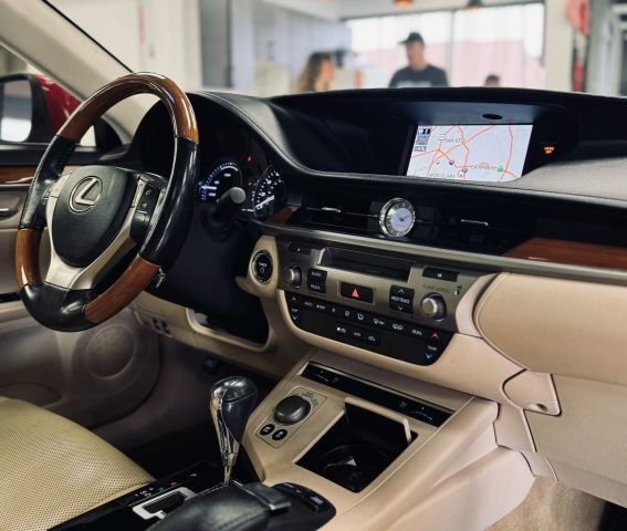 Lexus ES Vehicle Full-screen Gallery Image 18