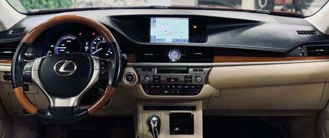 Lexus ES Vehicle Full-screen Gallery Image 19