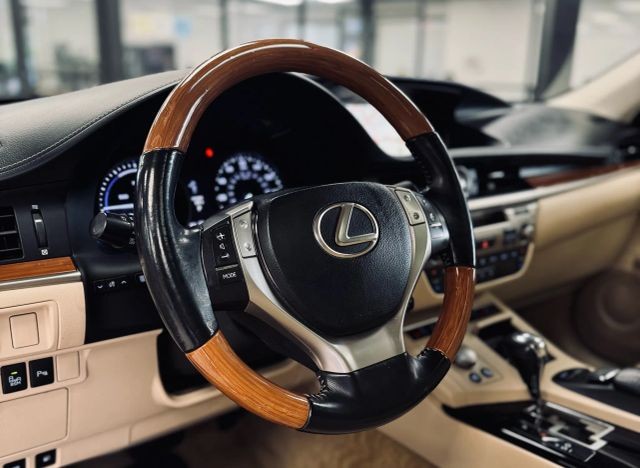 Lexus ES Vehicle Full-screen Gallery Image 20