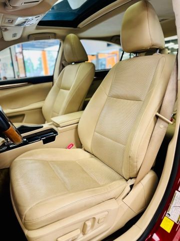 Lexus ES Vehicle Full-screen Gallery Image 22