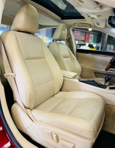 Lexus ES Vehicle Full-screen Gallery Image 24