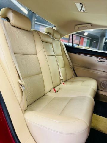 Lexus ES Vehicle Full-screen Gallery Image 25