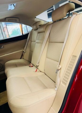 Lexus ES Vehicle Full-screen Gallery Image 26