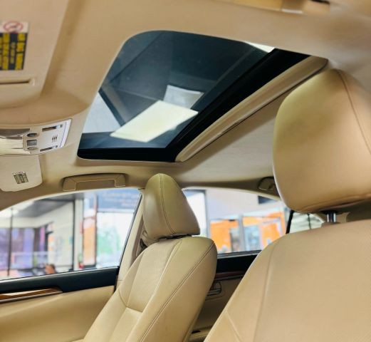 Lexus ES Vehicle Full-screen Gallery Image 28