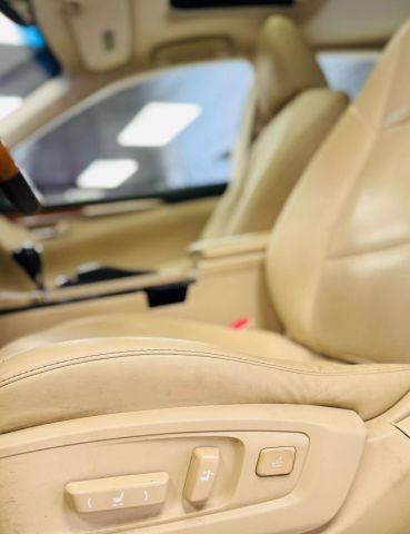 Lexus ES Vehicle Full-screen Gallery Image 29