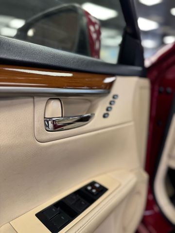 Lexus ES Vehicle Full-screen Gallery Image 30
