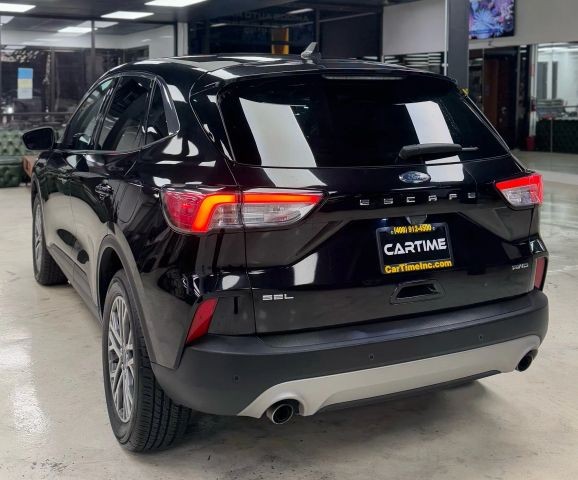 Ford Escape Vehicle Full-screen Gallery Image 09