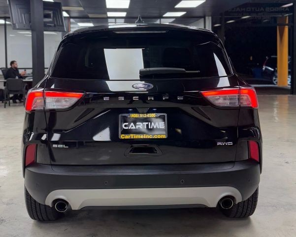Ford Escape Vehicle Full-screen Gallery Image 12
