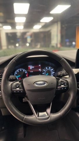 Ford Escape Vehicle Full-screen Gallery Image 18