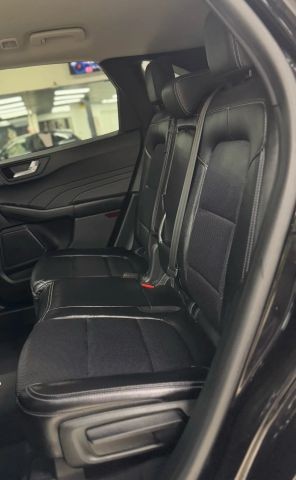 Ford Escape Vehicle Full-screen Gallery Image 27