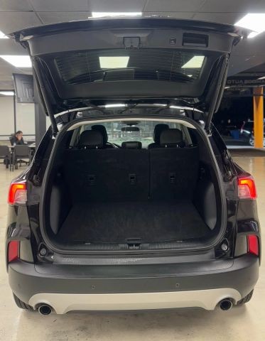 Ford Escape Vehicle Full-screen Gallery Image 31