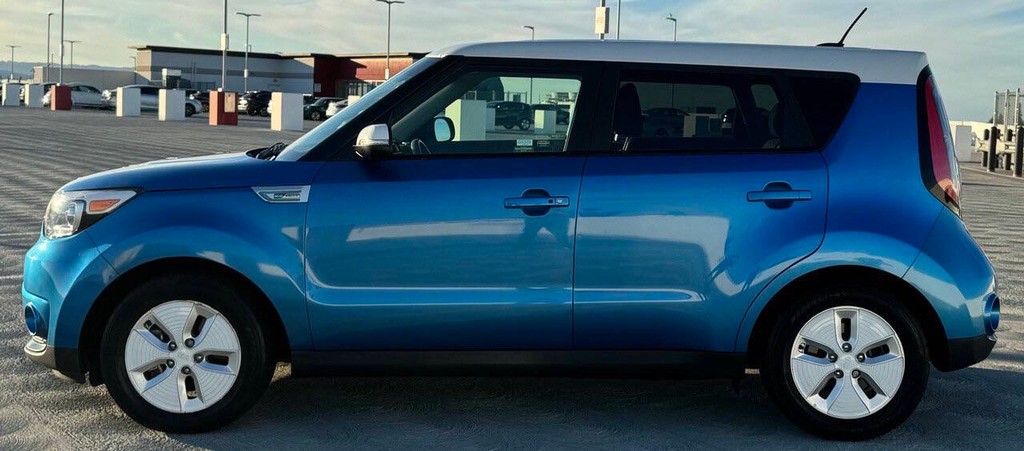 Kia Soul EV Vehicle Full-screen Gallery Image 05