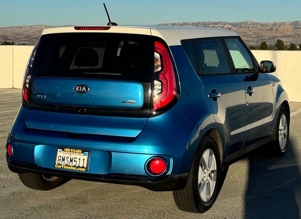 Kia Soul EV Vehicle Full-screen Gallery Image 12