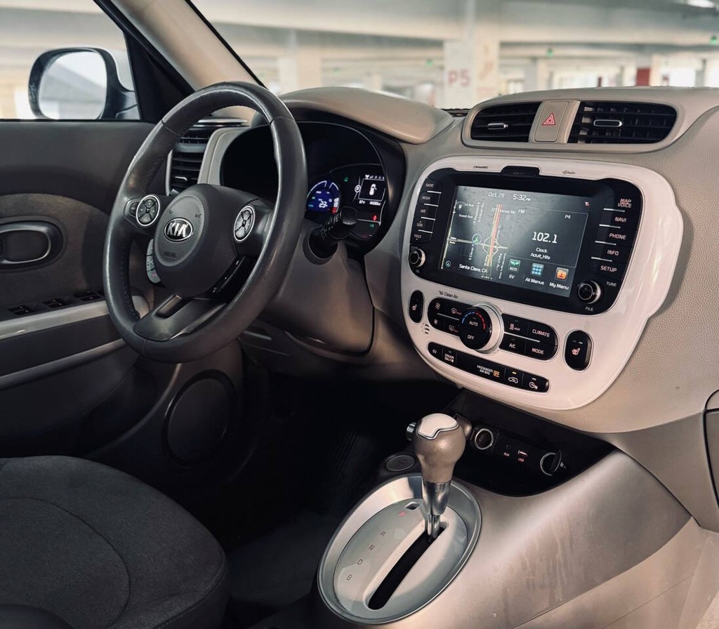 Kia Soul EV Vehicle Full-screen Gallery Image 22