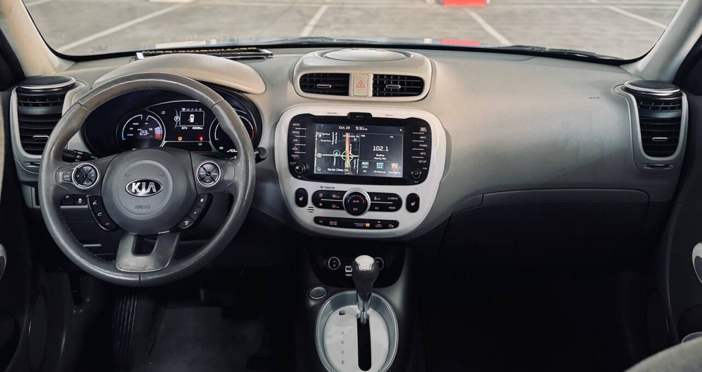 Kia Soul EV Vehicle Full-screen Gallery Image 23