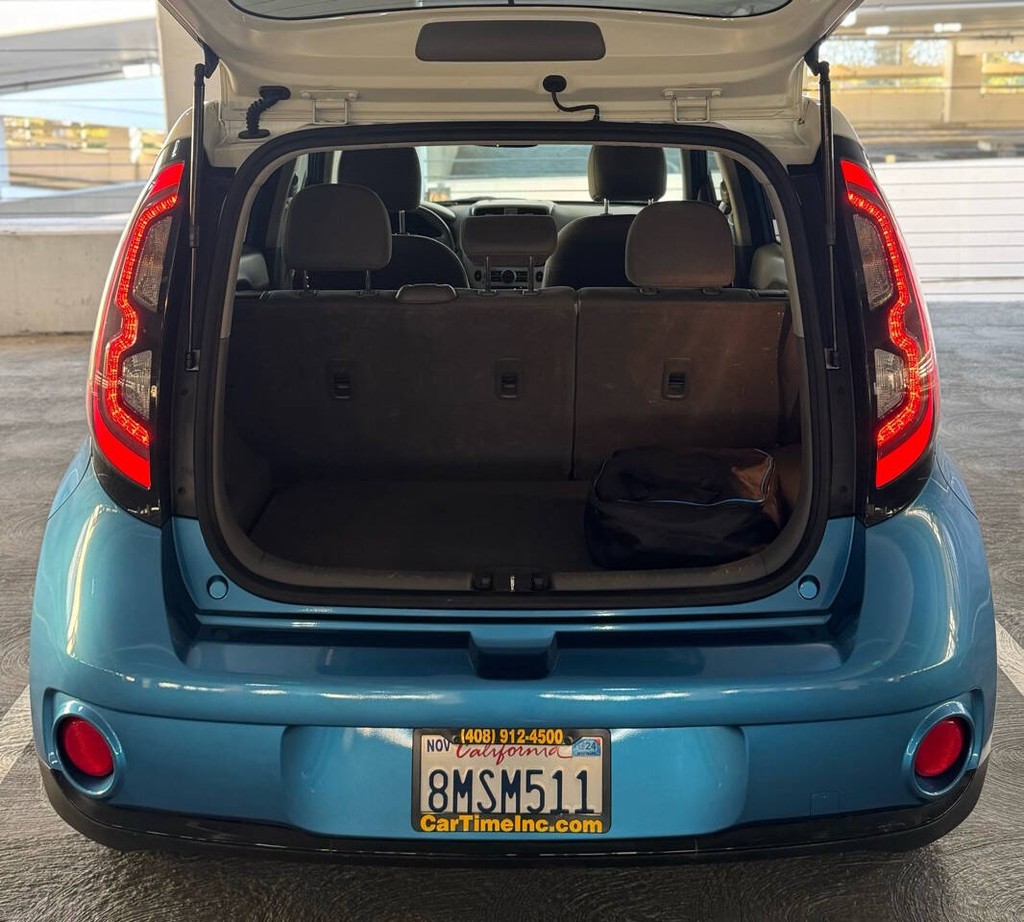 Kia Soul EV Vehicle Full-screen Gallery Image 30