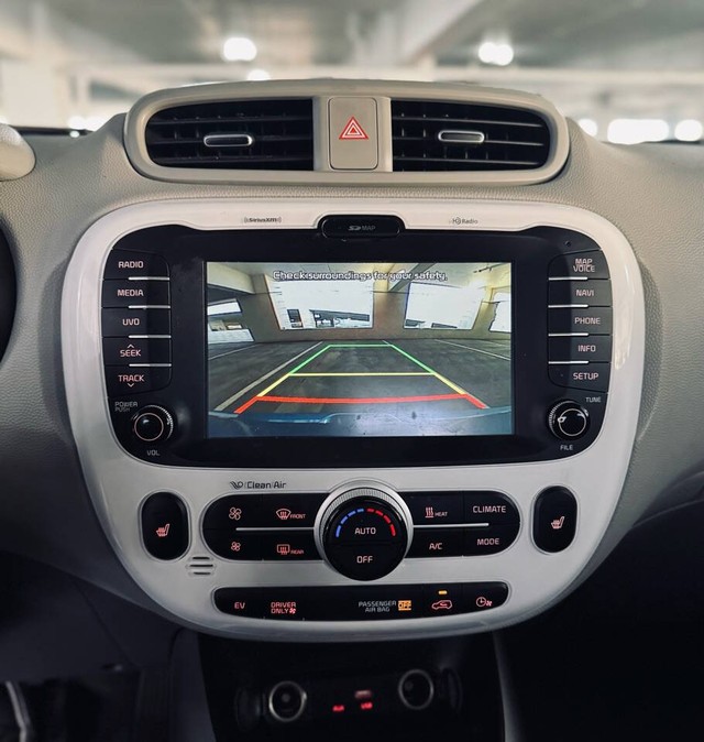 Kia Soul EV Vehicle Full-screen Gallery Image 20